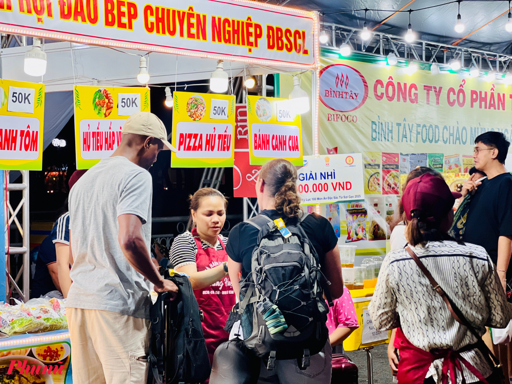 Ngày hội năm nay quy tụ gần 100 gian hàng với hàng trăm món ngon đặc trưng ẩm thực Việt. Những món bún chả Hà Nội, bún bò Huế, bánh tằm, bún mắm, phở Bắc… được các nghệ nhân chế biến trực tiếp, mang lại trải nghiệm sống động cho người xem. Khu check-in với mô hình tô phở và tô bún khổng lồ đường kính 80 cm liên tục thu hút giới trẻ; trong khi khu trình diễn nghề truyền thống như kéo bún, xay bột, làm bánh tằm hay tái hiện không gian bếp xưa luôn đông kín du khách chờ trải nghiệm.