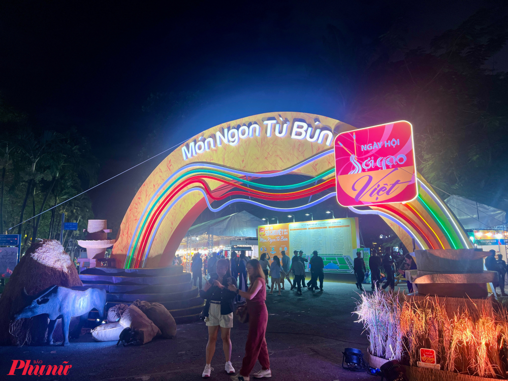 Tối 20/11, Công viên 23/9 (Q.1) rộn ràng hơn ngày thường khi hàng nghìn người dân và du khách đổ về Ngày hội Sợi gạo Việt 2025 – Món ngon từ bún lần thứ nhất để thưởng thức đặc sản ba miền và xem nghệ nhân trình diễn nghề truyền thống. Trong không gian ngập mùi hương quen thuộc, nhiều du khách xa quê cho biết họ xúc động khi lần đầu sau nhiều năm được nhìn thấy lại các loại bánh dân gian gắn bó tuổi thơ như bánh bò, bánh da lợn, bánh tét, bánh chuối… đặc biệt là những khay bánh tạo hình trái cây mini từ bột gạo và đậu xanh – hình ảnh gợi nhớ ký ức những phiên chợ quê ngay giữa lòng TP.HCM.