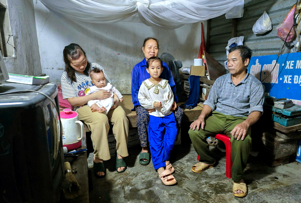 3 thế hệ trong gia đình ông Lê Văn Đường chật vật sinh sống trong căn tập thể cũ