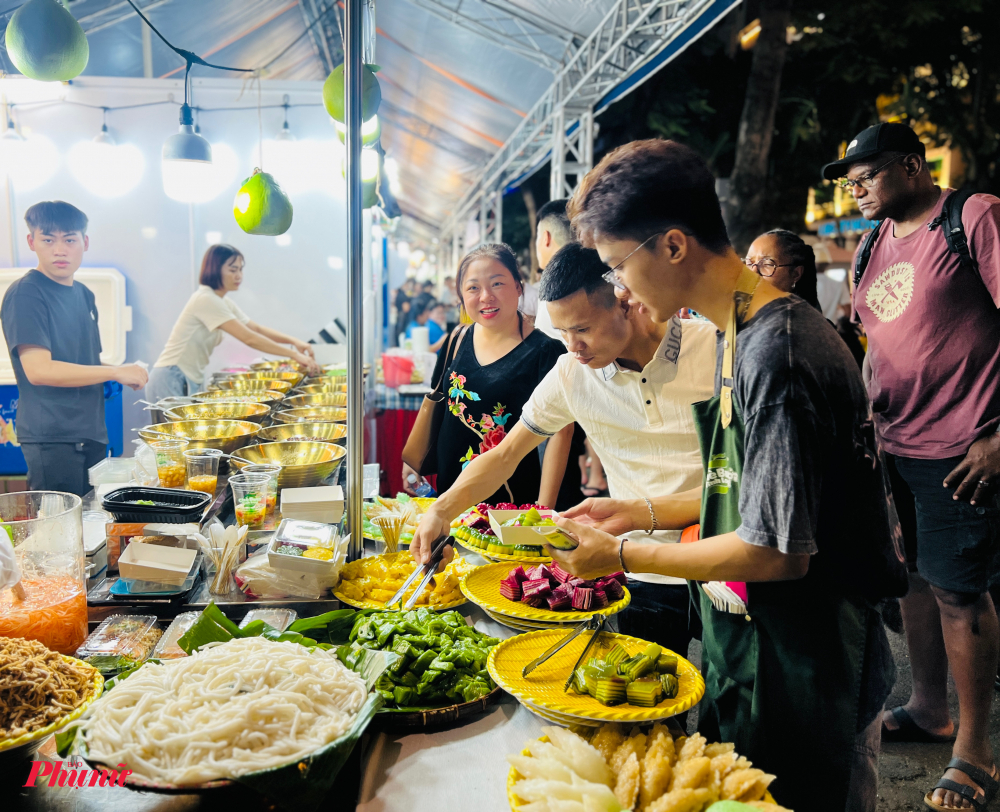 Ông Vũ Thế Bình, Chủ tịch Hiệp hội Du lịch Việt Nam, đánh giá việc quy tụ gần 100 gian hàng cho thấy sức hút mạnh mẽ của ẩm thực Việt. “Mỗi món ăn từ sợi gạo đều là kết tinh sáng tạo của nhiều thế hệ, từ phở, hủ tiếu, bún đến các biến tấu mới hợp thị hiếu giới trẻ. Ngày hội không chỉ là nơi thưởng thức món ngon mà còn là nền tảng quan trọng để quảng bá du lịch và đưa văn hóa Việt đến với bạn bè quốc tế”, ông nói.