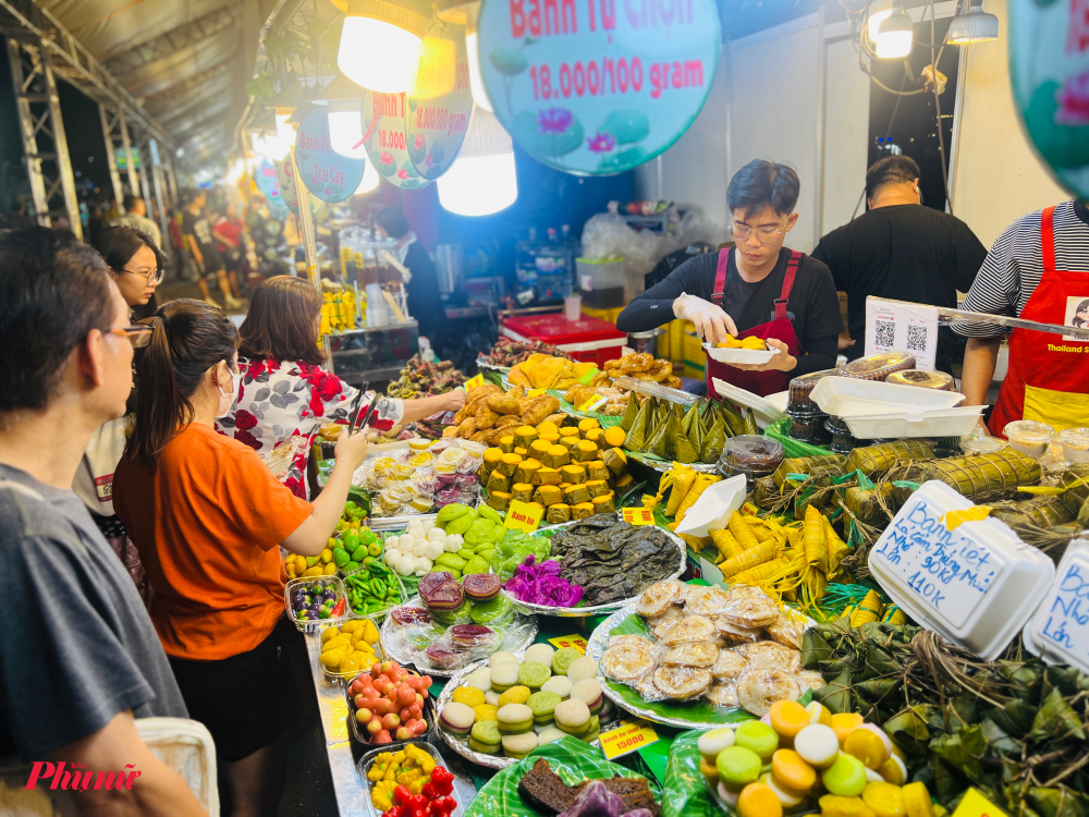 Trong không gian ngập mùi hương quen thuộc, nhiều du khách xa quê cho biết họ xúc động khi lần đầu sau nhiều năm được nhìn thấy lại các loại bánh dân gian gắn bó tuổi thơ như bánh bò, bánh da lợn, bánh tét, bánh chuối… đặc biệt là những khay bánh tạo hình trái cây mini từ bột gạo và đậu xanh – hình ảnh gợi nhớ ký ức những phiên chợ quê ngay giữa lòng TPHCM.