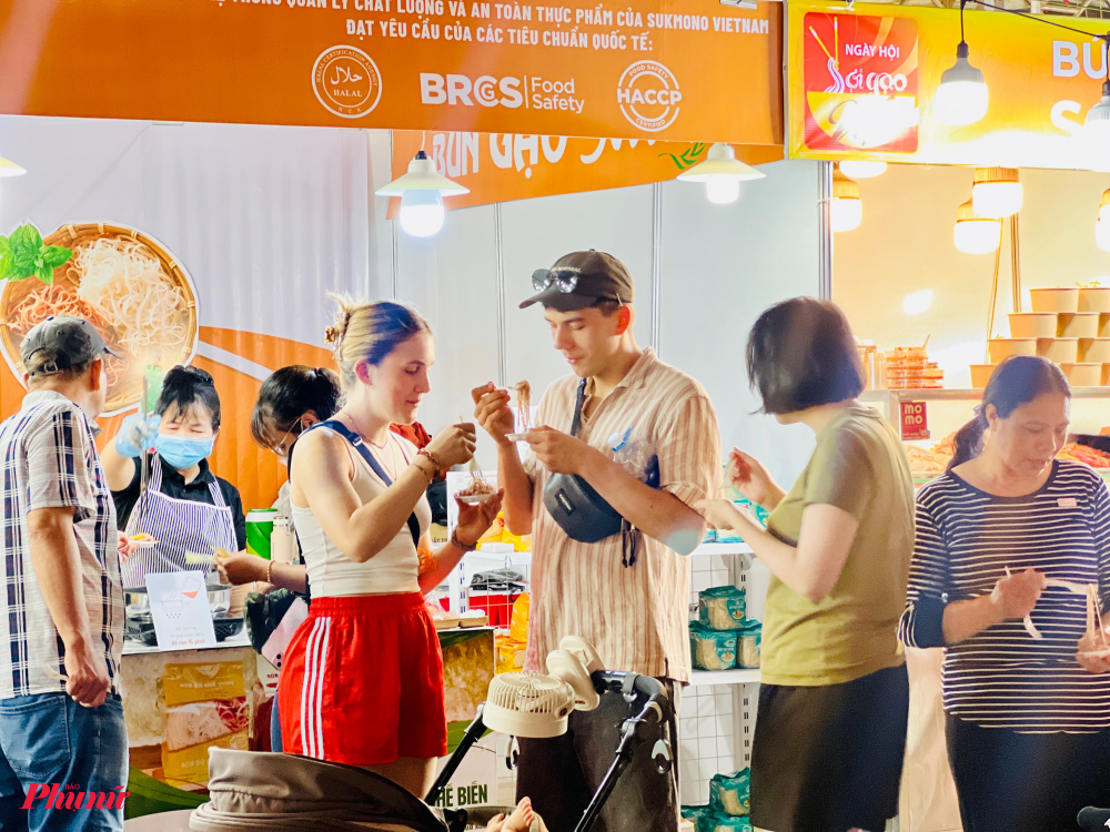 Không gian tổ chức Ngày hội tại Công viên 29/9, cạnh Bùi Viện, Phạm Ngũ Lão,... nơi có rất đông khách quốc tế lưu trú, nhiều khách cũng hiếu kỳ trải nghiệm các món ăn thử tại Ngày hội.