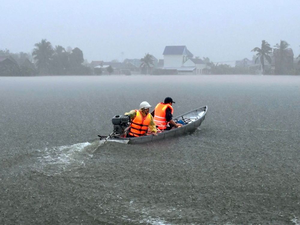 Công an tỉnh Đắk Lắk lao đi trong dòng lũ dữ để cứu hộ dân - Ảnh do Công an tỉnh Đắk Lắk cung cấp