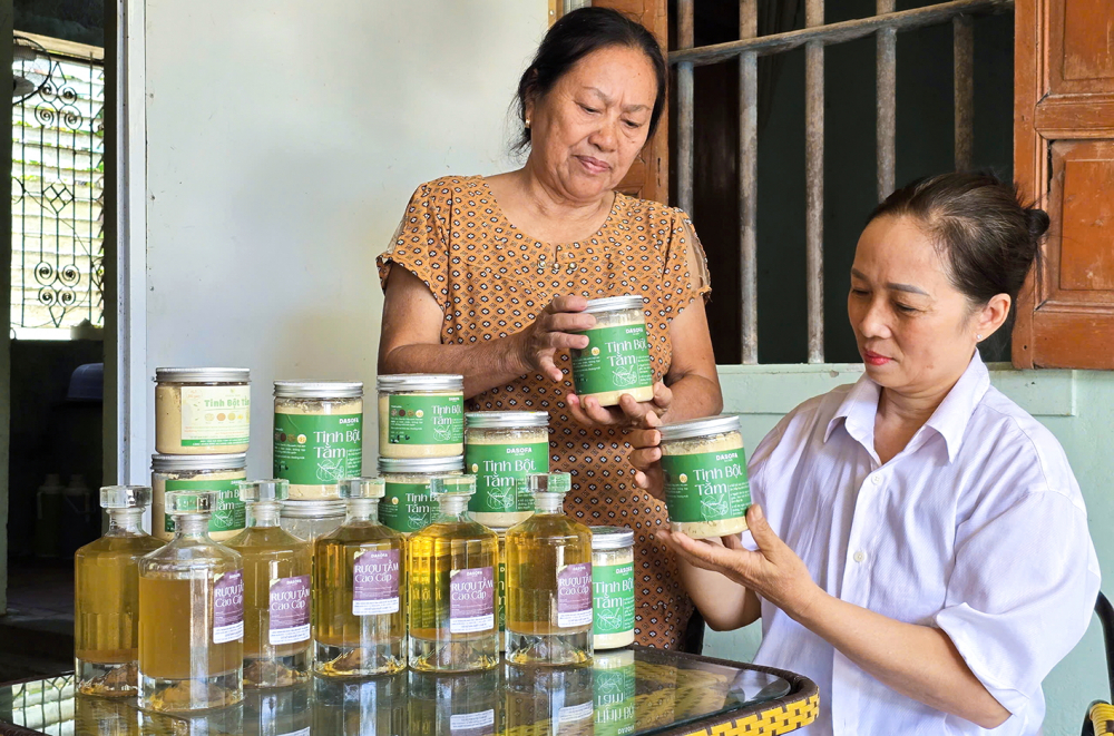 Bà Mai Thị Loan (bìa phải) bên các sản phẩm chế biến chuyên sâu từ nhộng tằm