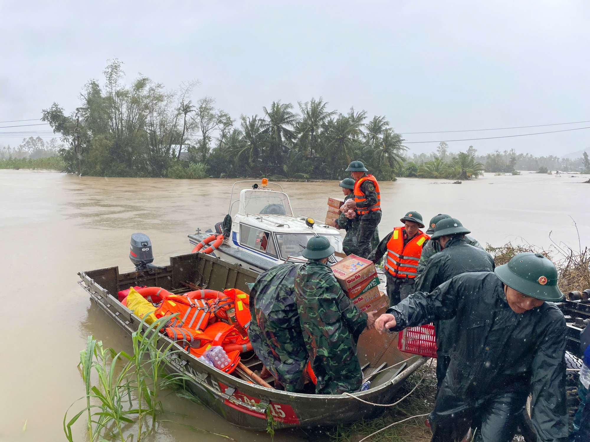 Quân đội tiếp tế lương thực cho người dân vùng bị cô lập - Ảnh: QK5