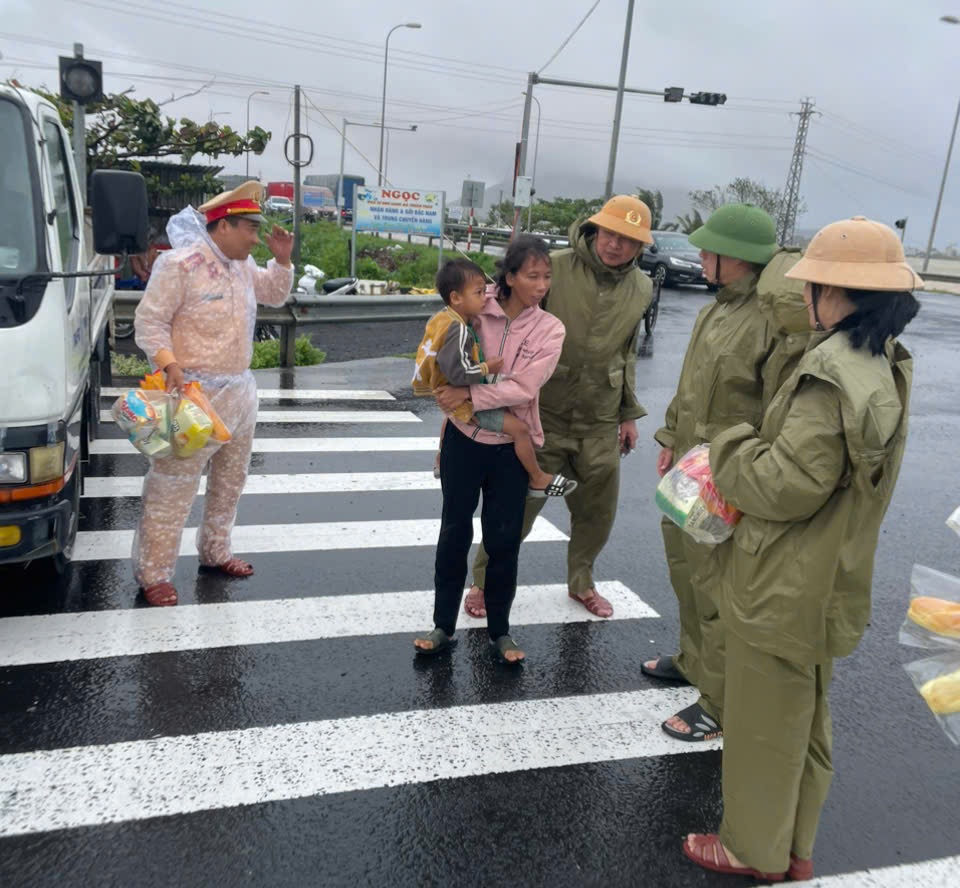 CSGT Đắk Lắk thiết lập các kênh tiếp nhận thông tin trực tiếp để người dân phản ánh về điểm ngập, sạt lở hoặc khu vực cần hỗ trợ. 