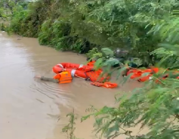 Lực lượng công an nỗ lực tiếp cận các vùng ngập lụt, bị cô lập để ưng cứu người dân  - Ảnh: CACC
