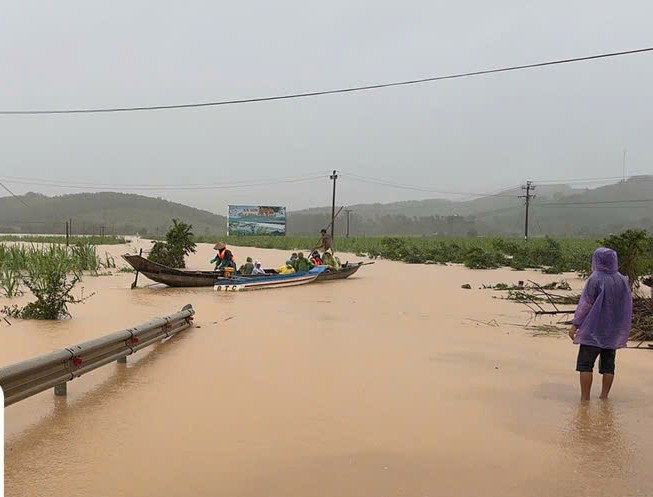 Nhiều địa phương vẫn ngập sâu trong nước lũ - Ảnh: CACC