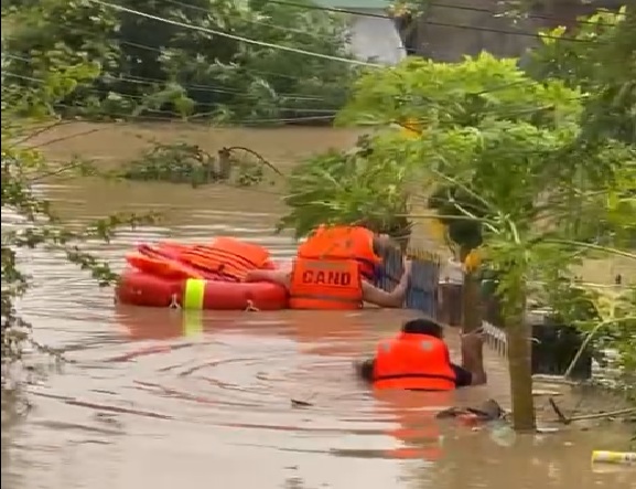 Do nước lũ dâng cao nên công tác cứu hộ gặp rất nhiều khó khăn - Ảnh: CACC