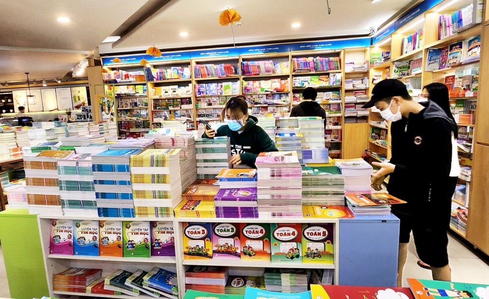 Học sinh tại TPHCM chọn sách giáo khoa tại một hiệu sách - ảnhL PT