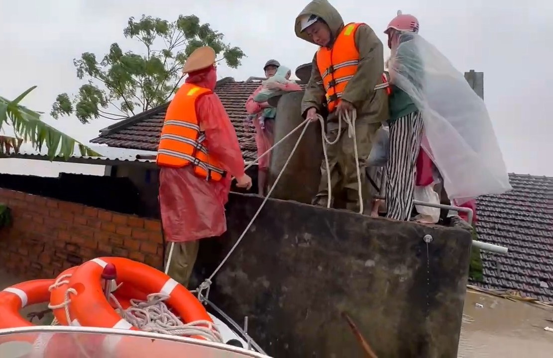 Lực lượng công an tiếp cận các vùng ngập lụt để sơ tán người dân - Ảnh: CACC