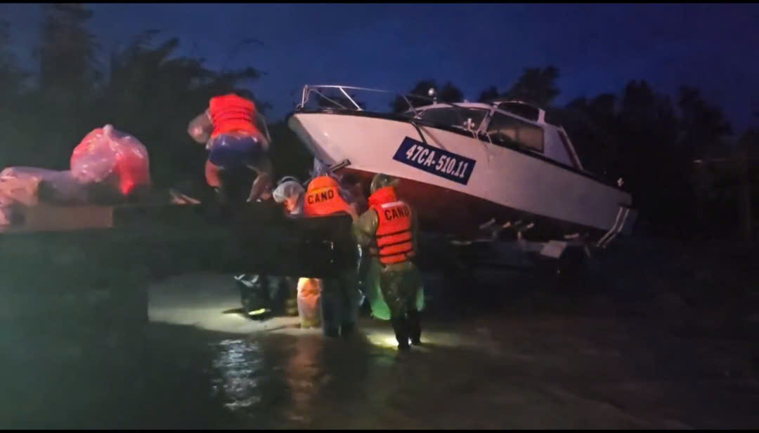 Lực lượng Công an tỉnh Đắk Lắk vẫn đang tốc lực triển khai các biện pháp cứu nạn cứu hộ - Ảnh: CACC.