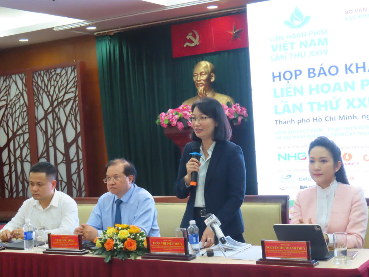 Bà Trần Thị Diệu Thúy, Phó Chủ tịch ỦBND TPHCM thông tin tại họp báo khai mạc LHP VN chiều ngày 21/11