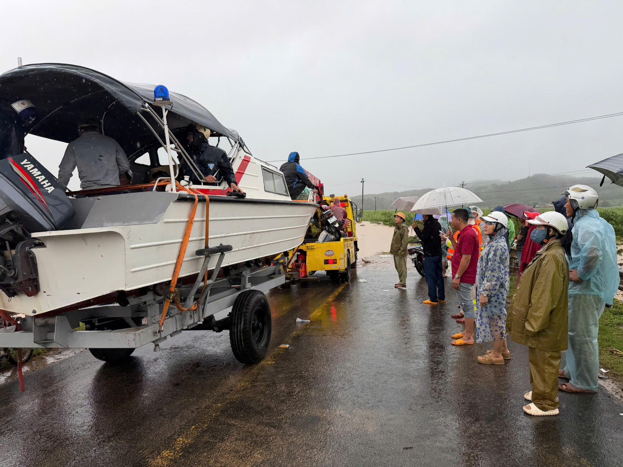 Các lực lượng chức năng vẫn đang nỗ lực triển khai các biện pháp cứu hộ - Ảnh: CACC