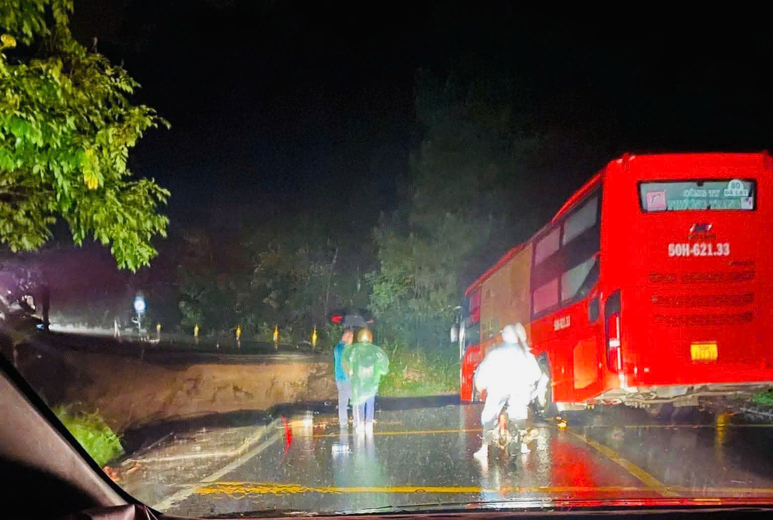 Vụ sụt lún đèo Mimosa đã gây chia cắt hoàn toàn giao thông - Ảnh: C.H. 