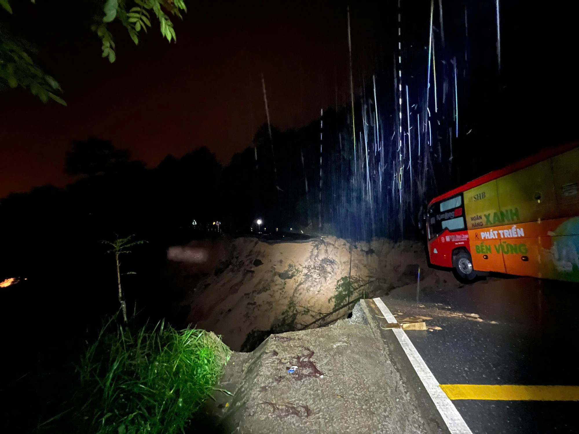 xe khách loại 45 chỗ, đã kịp thời dừng ngay miệng vực đứt gãy. 