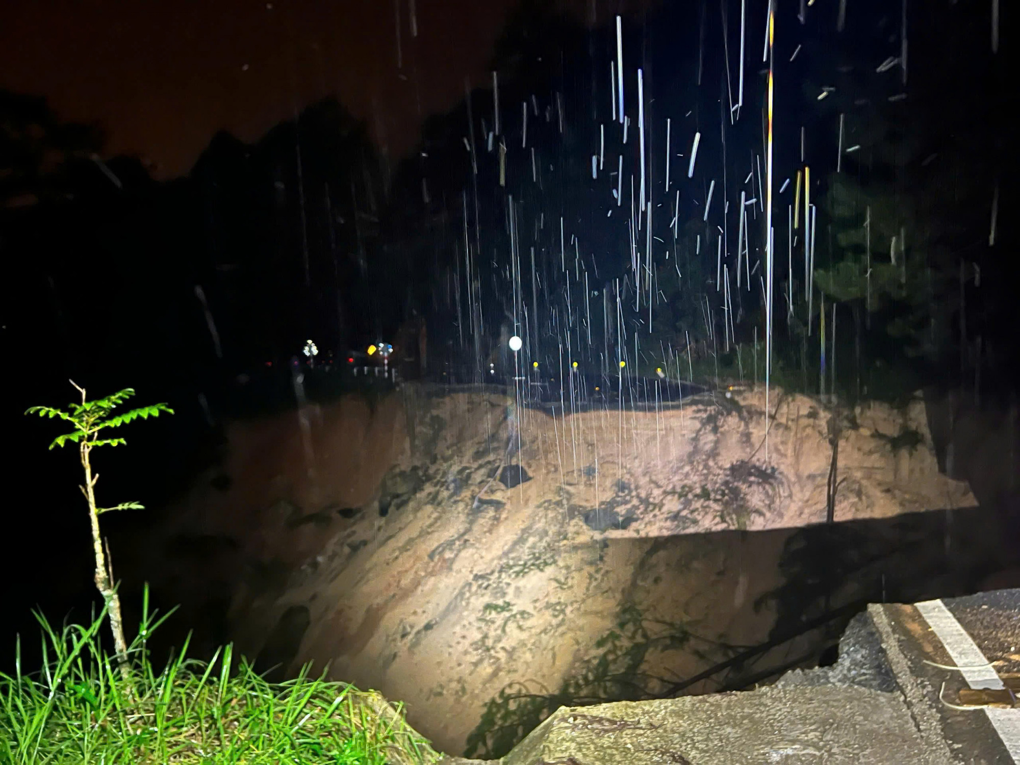 Hiện trường đèo Mimosa đã bị đứt gãy - Ảnh: P.L.