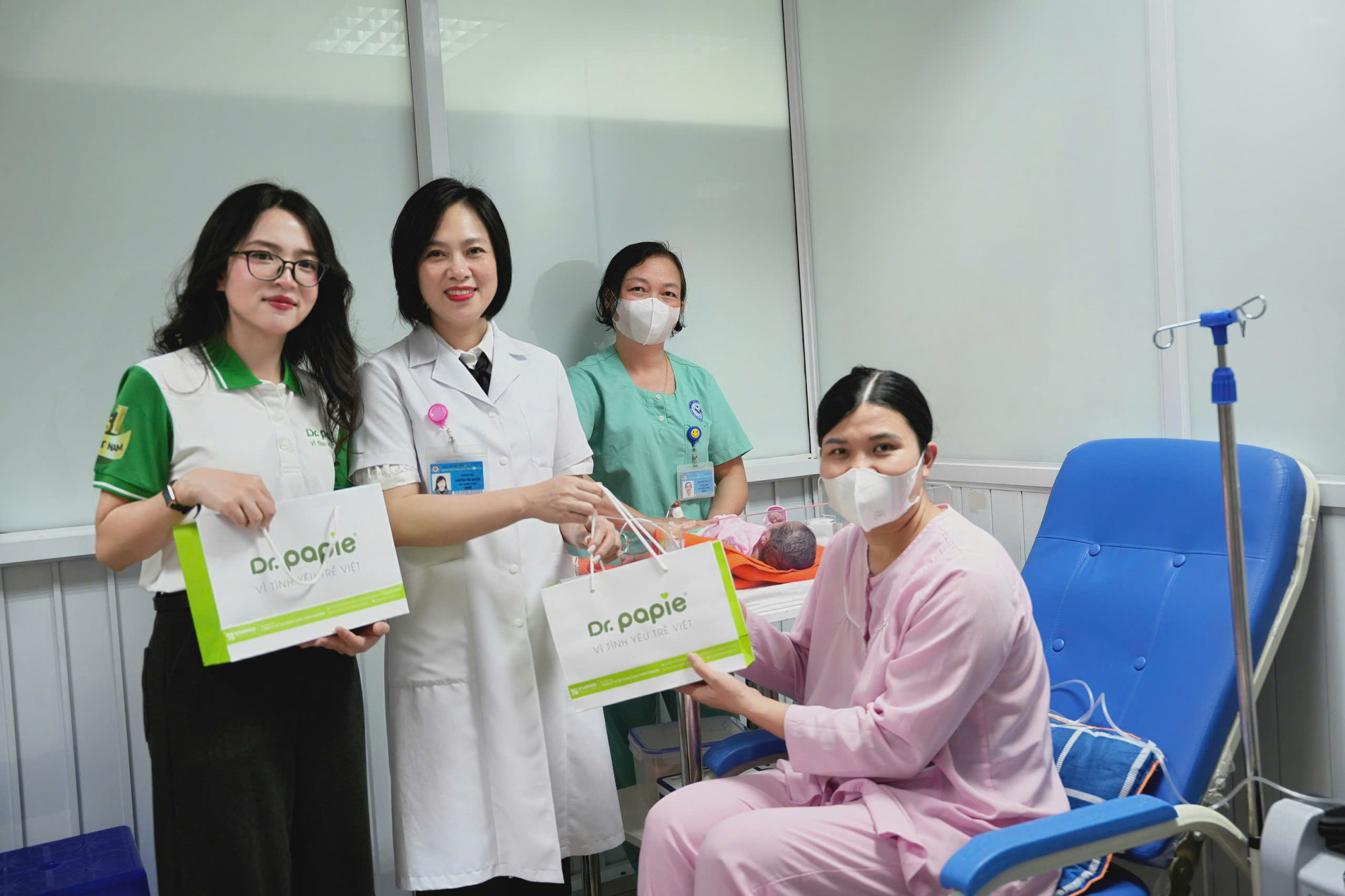 Đại diện Trung tâm Sơ sinh và đơn vị tài trợ trao quà hỗ trợ tới các mẹ có con đang điều trị tại khoa - Ảnh: STARMED