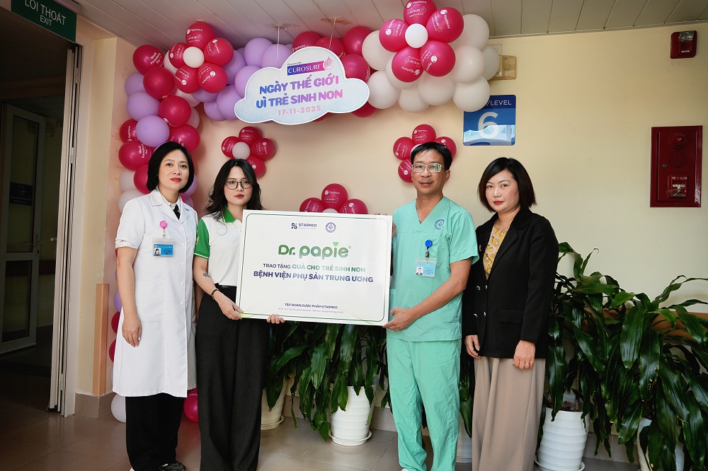 Đại diện Trung tâm Sơ sinh - Bệnh viện Phụ sản Trung ương tiếp nhận quà hỗ trợ từ đơn vị tài trợ trong dịp 17/11 - Ảnh: STARMED