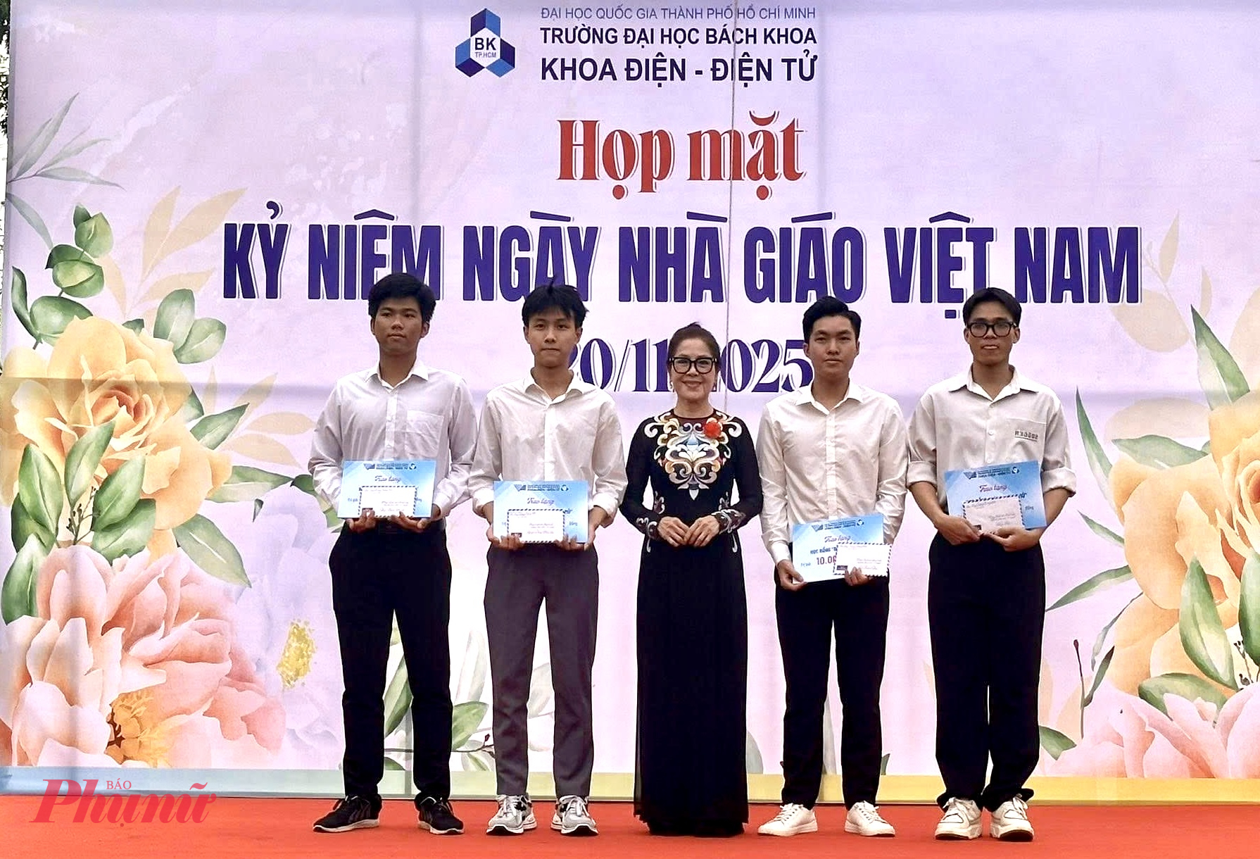 Bà Trần Thị Ánh Huân - vợ của giáo sư Đặng Lương Mô trao 4 suất học bổng cho sinh viên ngành vi mạch, bán dẫn - Ảnh: N.L