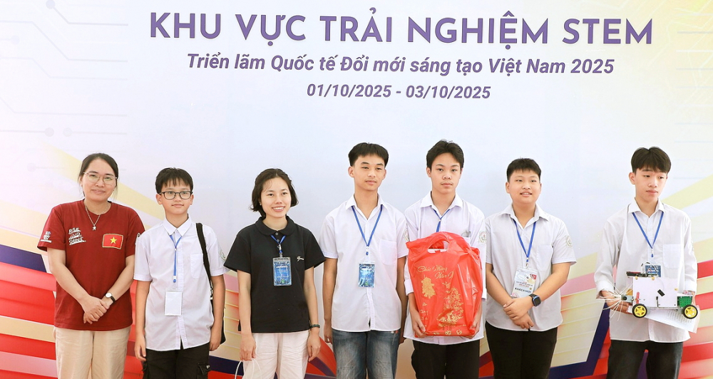 Hành trình từ gieo con chữ đến ươm mầm công nghệ Cô Nguyễn Thị Bình Minh (bìa trái) cùng Câu lạc bộ Khoa học của Trường THCS Thạch Thất (xã Thạch Thất, TP Hà Nội) tại giải đấu Robotics made in Vietnam 2025, trong khuôn khổ triển lãm quốc tế Đổi mới sáng tạo Việt Nam (VIIE) 2025 - ẢNH: M.T.