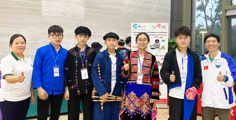 Hành trình từ gieo con chữ đến ươm mầm công nghệ Cô Vàng Thị Dính (bìa trái), thầy Nguyễn Thanh Phụng (bìa phải) cùng các học sinh dân tộc thiểu số tham gia một giải vô địch robotics ở TP Hà Nội - ẢNH: M.T.