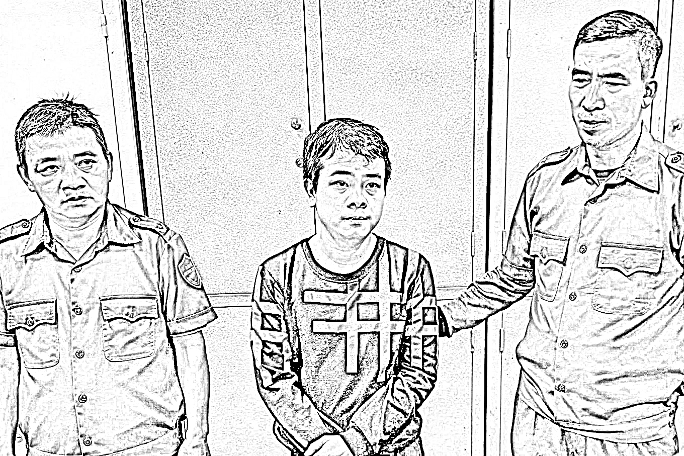 Đối tượng Lê Văn Hải (áo đen đứng giữa) - kẻ cướp giật dây chuyền của học sinh lớp 1 sau khi đưa con đi học - tại cơ quan công an - Ảnh: Công an cung cấp