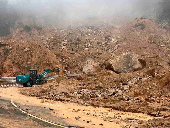 Lực lượng chức năng đang khắc phục sự cố sạt lở tại đèo Khánh Lê - Ảnh: Cục đường bộ