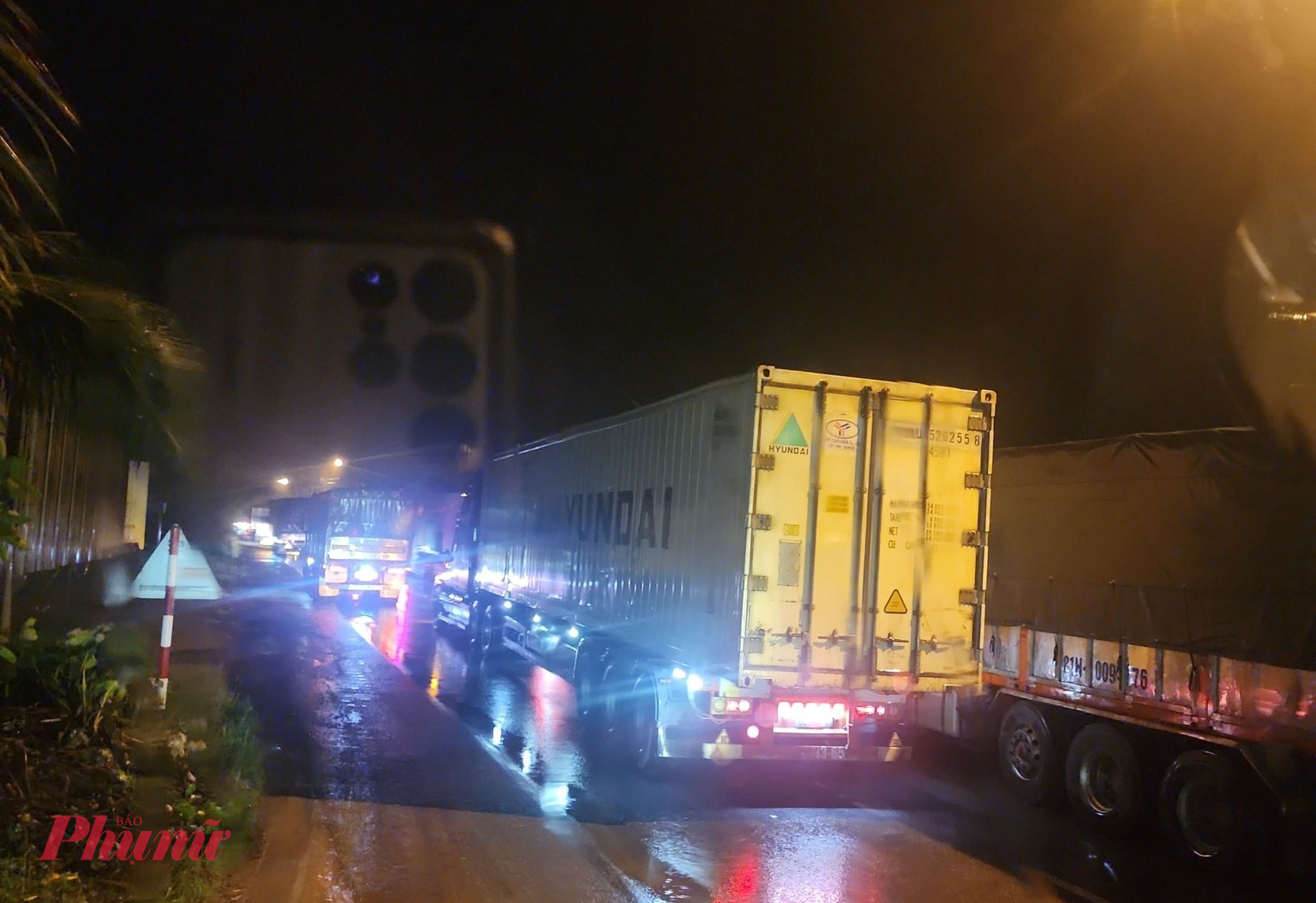 Kẹt xe kéo dài trên Quốc lộ do ngập nước đoạn qua Bình Định - Trước đây - Ảnh: Muộn Phan