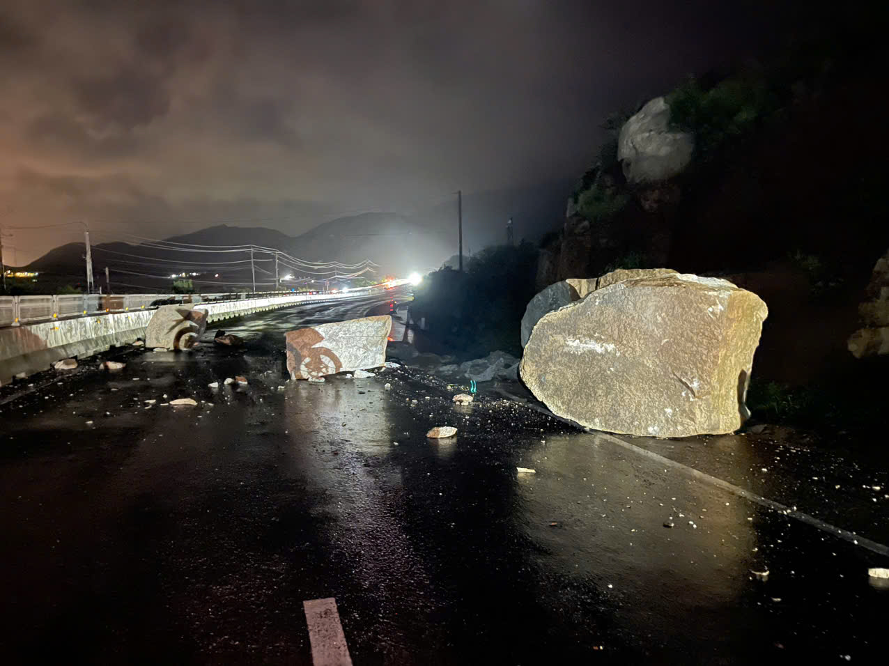 Đất đá từ taluy dương rơi xuống Quốc lộ đoạn qua Bình Thuận - trước đây - Ảnh: Cục đường bộ