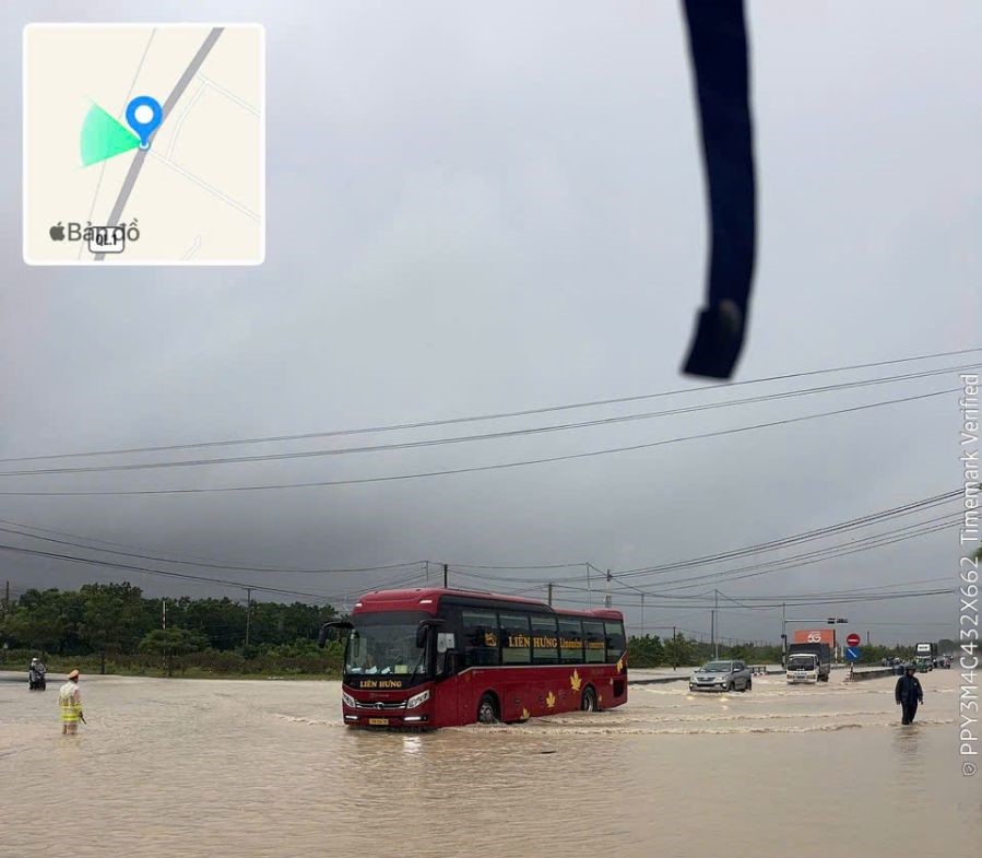 Tuyến Quốc lộ đoạn qua Khánh Hòa bị ngập - Ảnh: CSGT Khánh Hòa