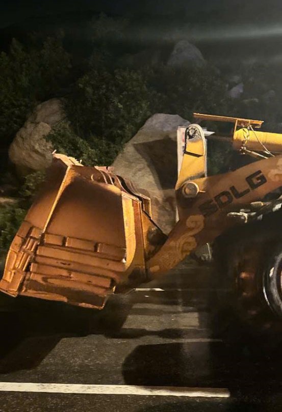 Lực lượng chức năng dọn đất đá vào khuya 19/11 - Ảnh: Cục đường bộ