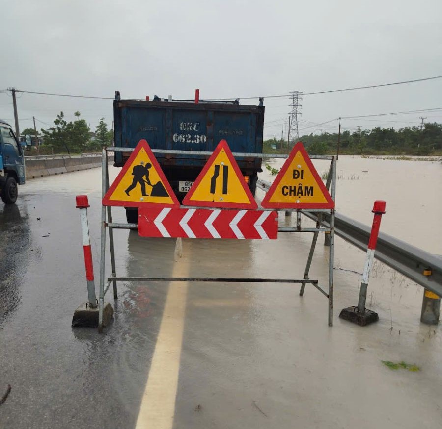 Lực lượng chức năng đặt biển cảnh báo nước ngập trên Quốc lộ 1 - Ảnh: Cục Đường bộ
