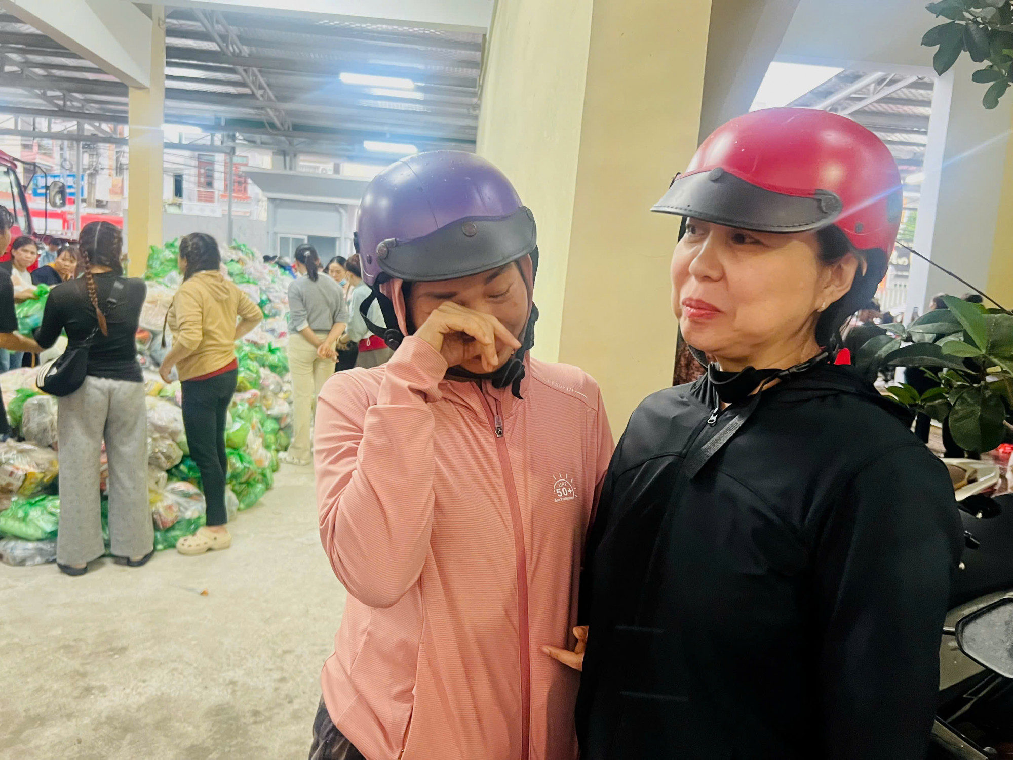  Giáo viên Trường Tiểu học Lộc Thọ cô Ngô Thị Diễm Hằng (áo đen) cùng cô Tô Thị Diệu Thanh (áo hồng) xúc động kể lại những vùng khó khăn trong công tác cứu trợ.