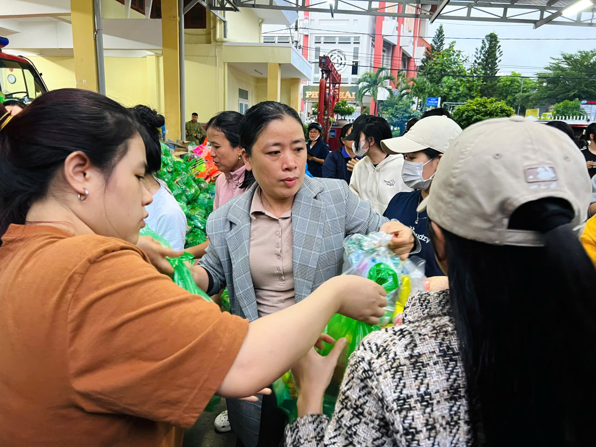 Cô Cù Thị Thanh Tuyền - Giáo viên Cao Đẳng Y Tế Khánh Hoà tất bật hỗ trợ di chuyển thực phẩm đến vùng lũ.