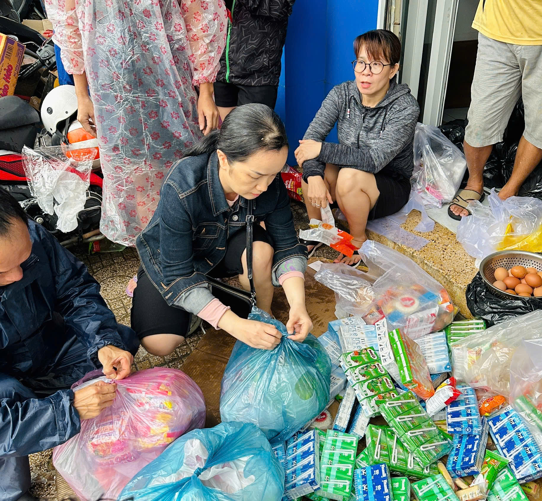 Cô Võ Thị Thu Thuỷ - Giáo viên trường THCS Võ Văn Ký hỗ trợ đóng gói tại điểm tập kết.