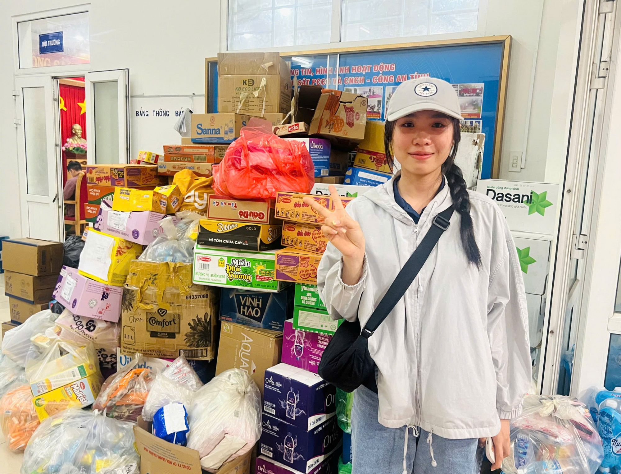 Cô Huỳnh Thị Tường Vy - Giáo viên Anh Ngữ ở trung tâm anh ngữ AVE Academy Khánh hoà tham gia tình nguyện tại đội cứu trợ.