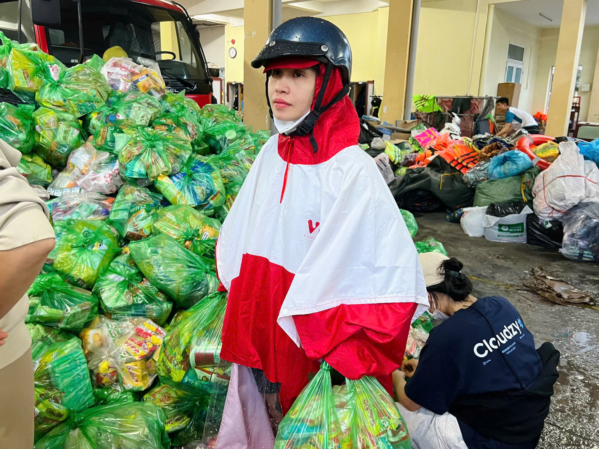 Cô Nguyễn Thị Anh Thơ - Giáo viên Trường THCS Yersin túc trực hỗ trợ vận chuyển thực phẩm