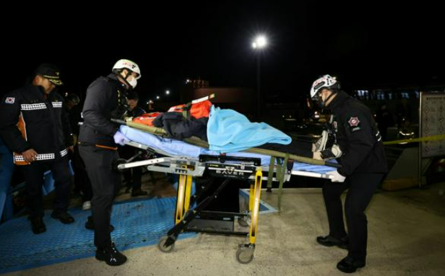 Những người bị thương được đưa đi cấp cứu. Ảnh: Yonhap