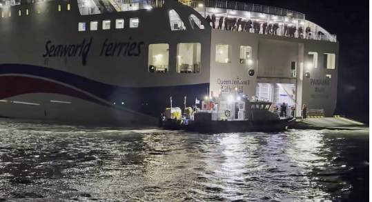 Hành khách trên tàu được giải cứu sau khi bị mắc cạn