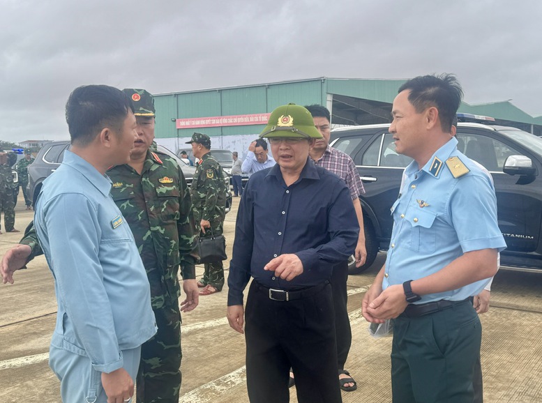 Phó Thủ tướng chỉ đạo các tỉnh Gia Lai, Đắk Lắk, Khánh Hòa và các bộ, ngành tập trung ứng phó mưa lũ, huy động tối đa lực lượng, phương tiện khẩn trương di dời, sơ tán nhân dân, đặt nhiệm vụ bảo đảm an toàn tính mạng cho nhân dân lên trên hết, trước hết - Ảnh: VGP/Gia Huy