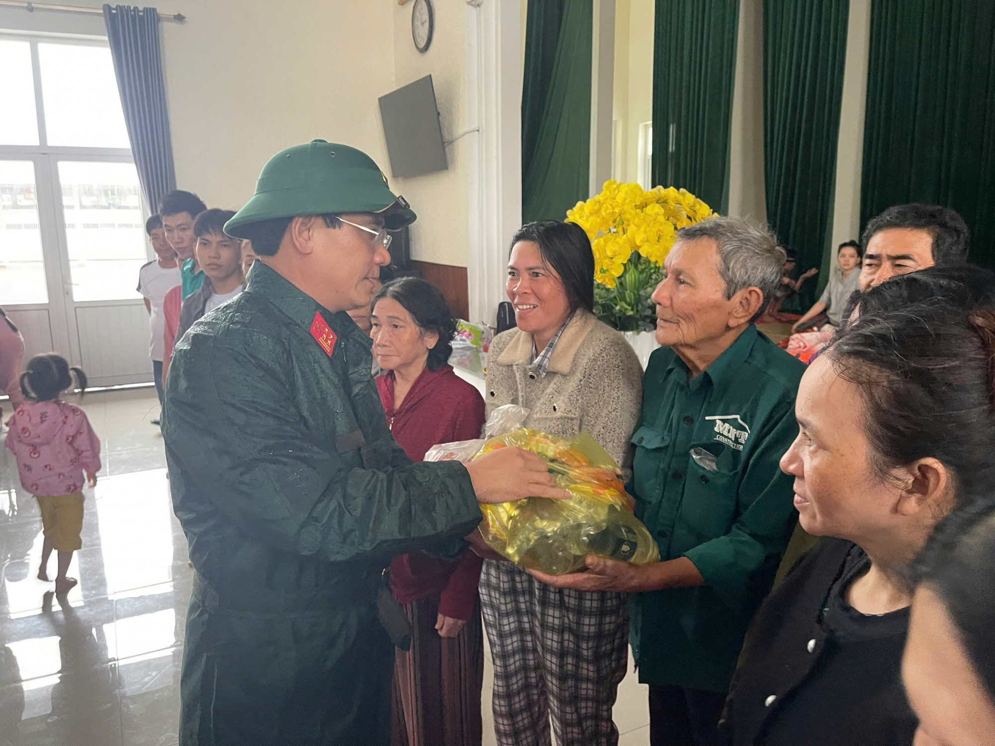 Đại tá Phan Đại Nghĩa cùng đoàn công tác củng đã đến thăm hỏi tặng quà kịp thời động viên bà con nhân dân thôn Thượng Phú