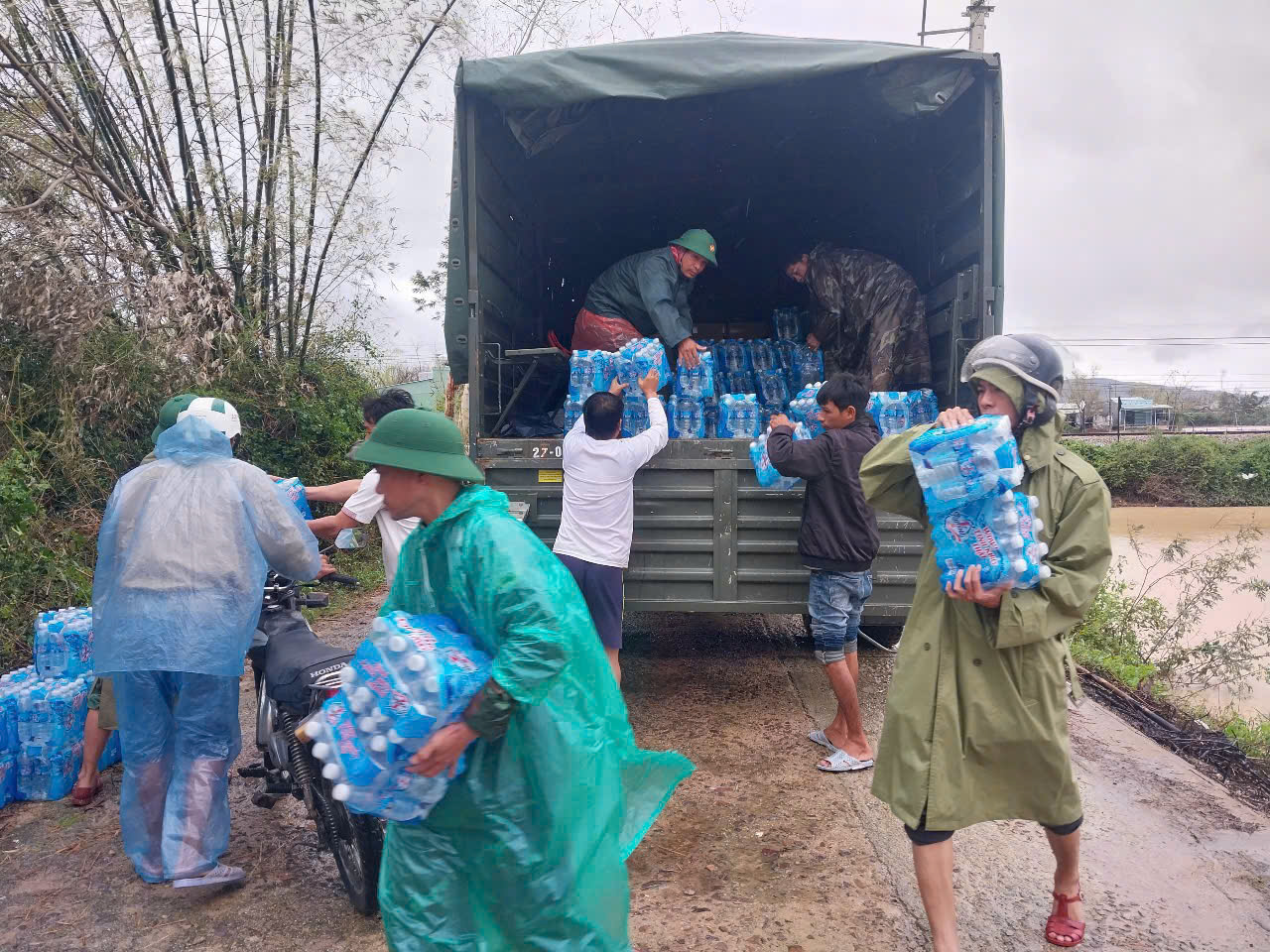 Bộ CHQS tỉnh đã tổ chức cho các cơ quan, đơn vị thuộc quyền phối hợp với chính quyền địa phương đã cấp phát hàng trăm túi lương thực, thực phẩm thiết yếu cho bà con vùng lũ