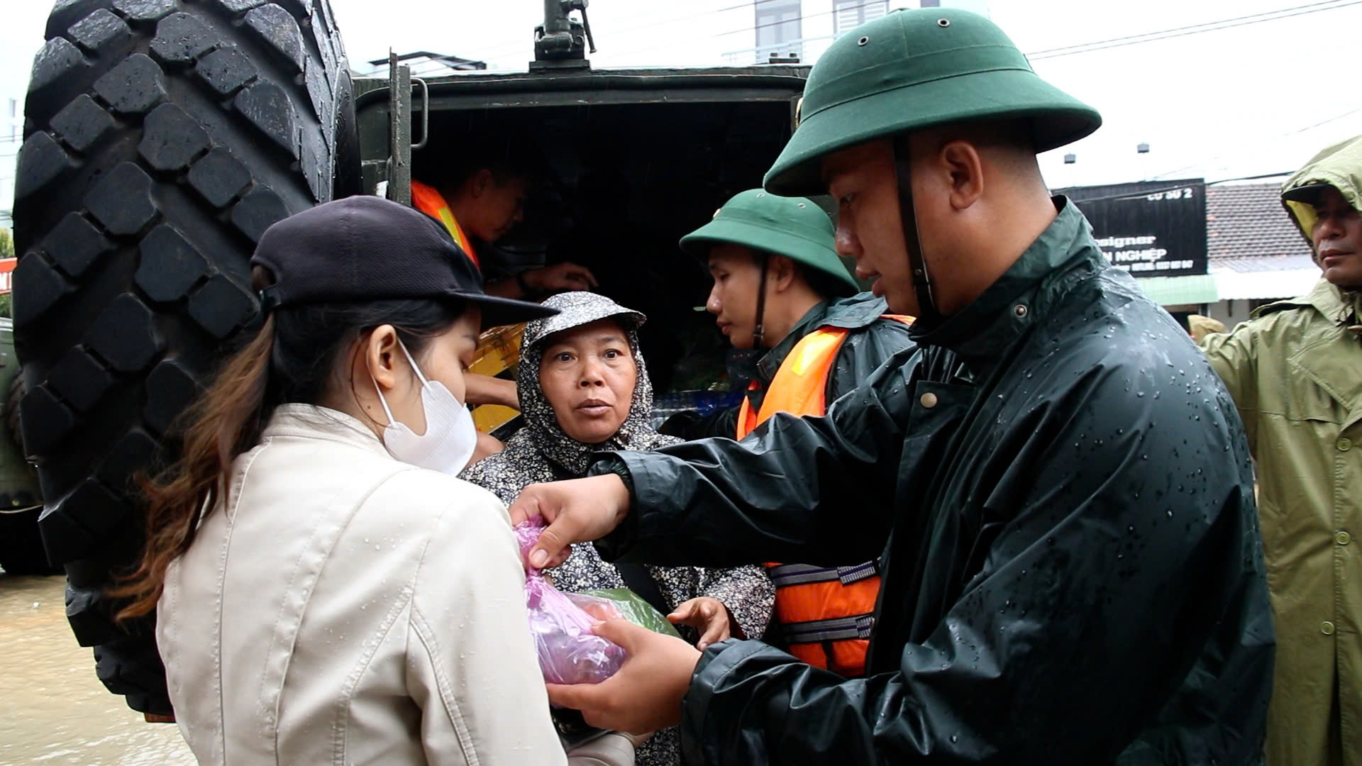 Quân đội tiếp tế lương thực cho người dân vùng bị cô lập