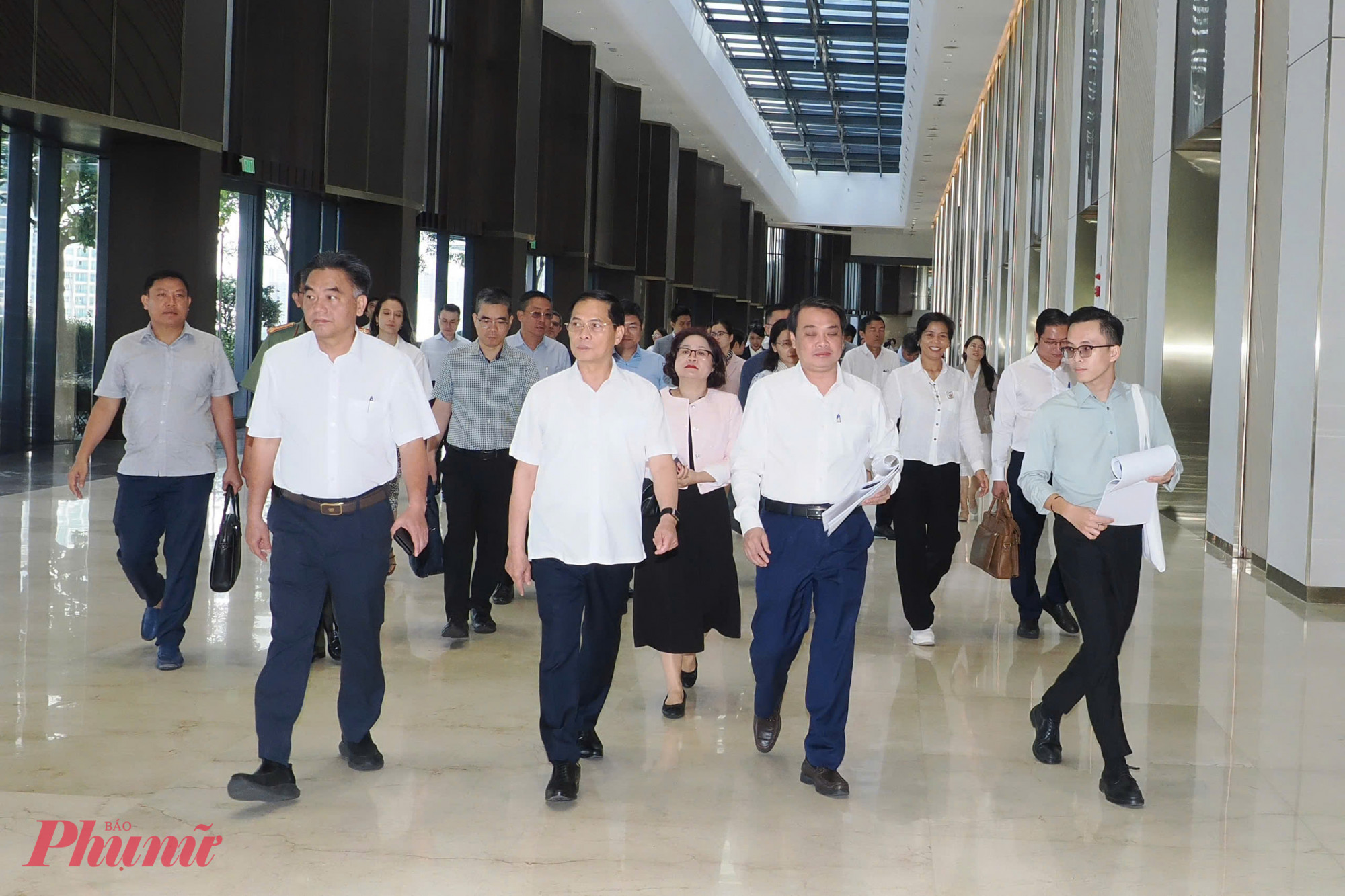 Phó thủ tướng Bùi Thanh Sơn kiểm tra trung tâm hội nghị Thisky Hall - nơi diễn ra các hoạt động chính của Diễn đàn