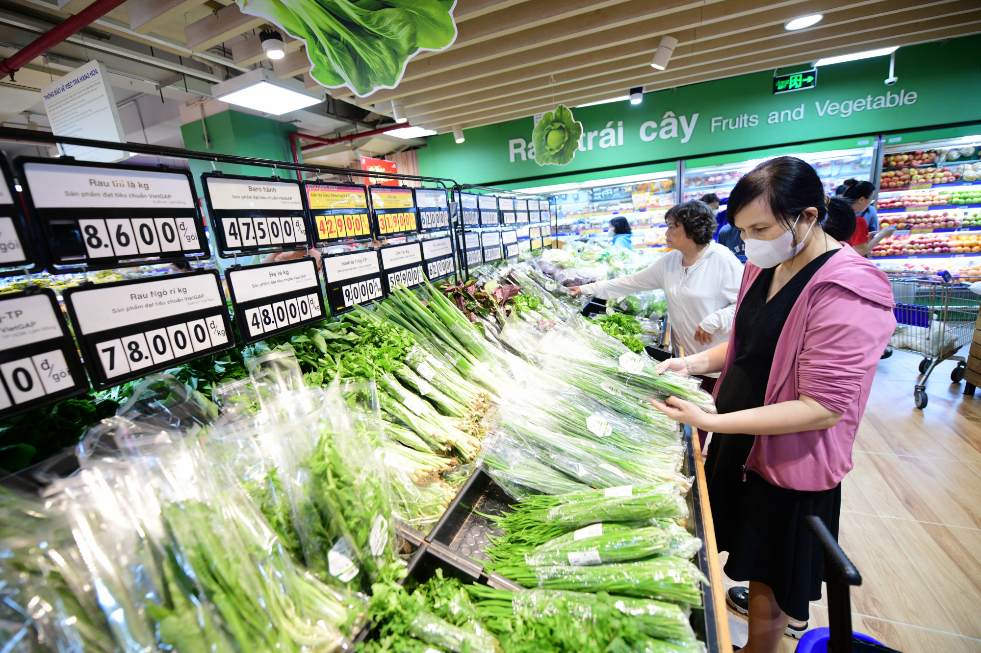 Co.opmart chủ động nguồn hàng rau ăn lá, củ quả, kịp thời bổ sung lên quầy trong bối cảnh thị trường biến động mạnh