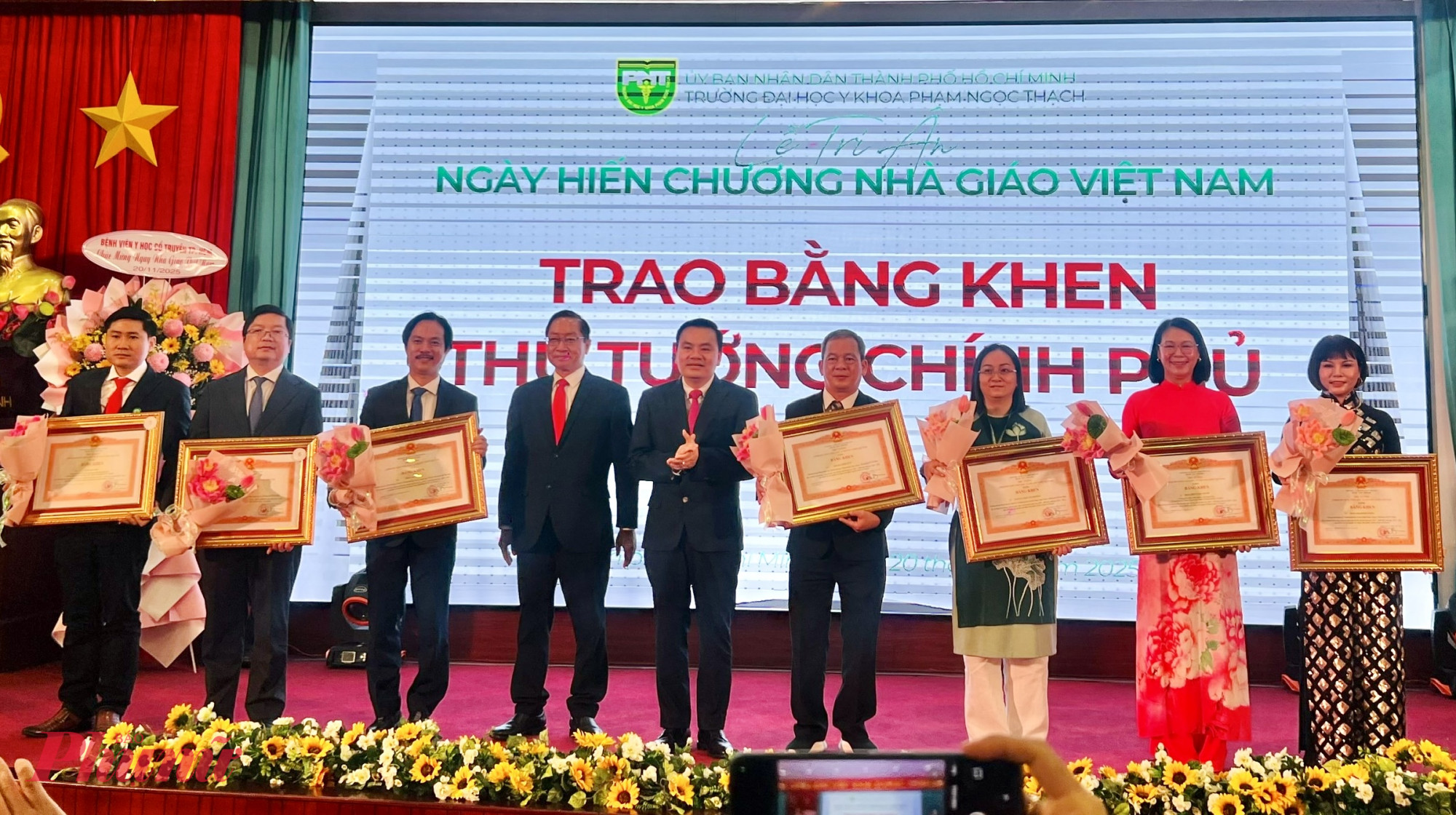 Trường đại học Y khoa Phạm Ngọc Thạch cũng trao bằng khen của Thủ tường chính phủ cho 7 cá nhân - Ảnh: Nguyễn Loan