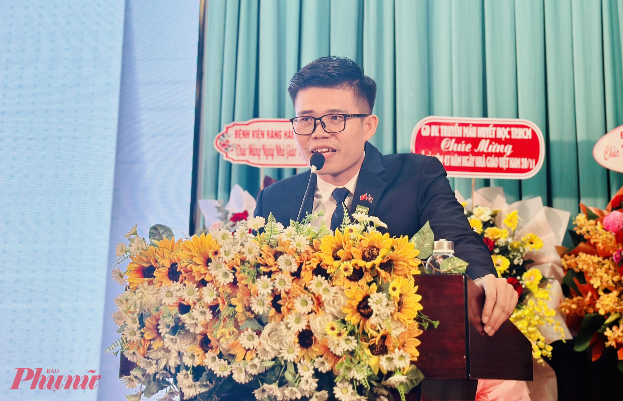 Phoumy Bin chia sẻ bằng tiếng Việt tại buổi lễ - Ảnh: Nguyễn Loan