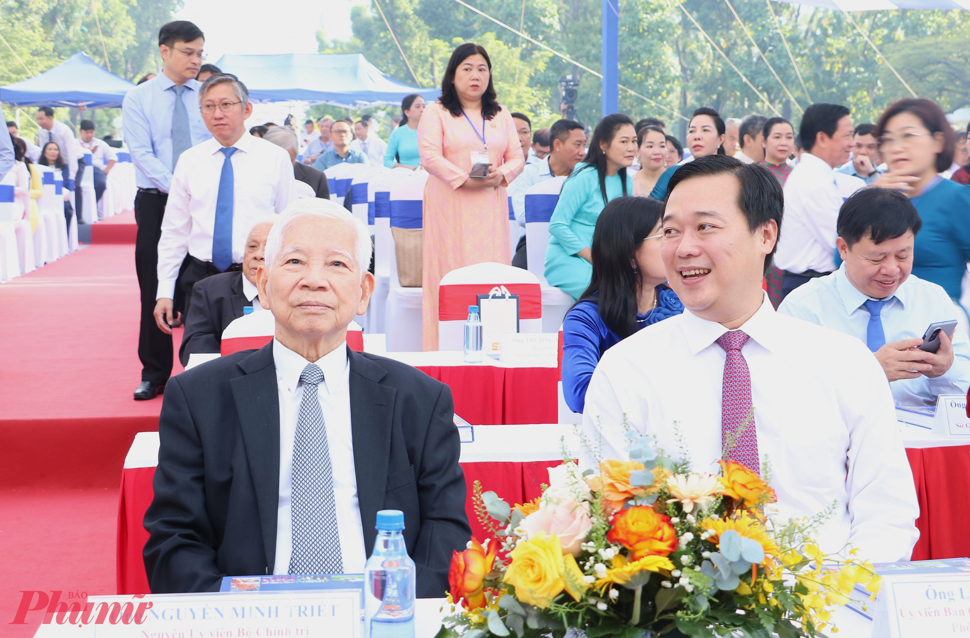 Ngành giáo dục TPHCM đi sau nhưng về trước Nguyên chủ tịch nước Nguyễn Minh Triết (bìa trái) và Lê Quốc Phong - Ủy viên BCH Trung ương Đảng, Phó Bí thư Thường trực Thành ủy TP.HCM - Ảnh: Trang Thư