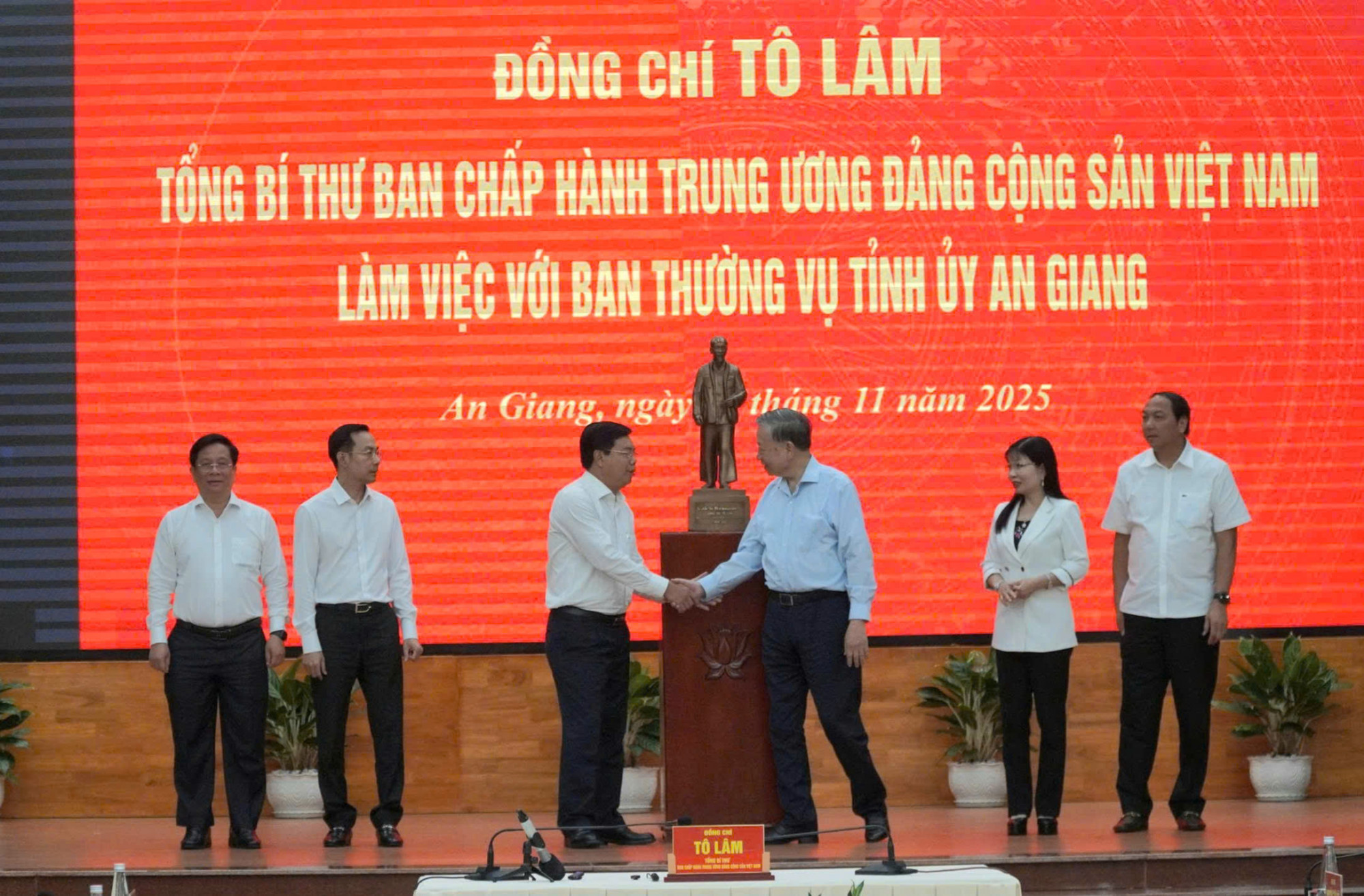Tổng Bí thư Tô Lâm: An Giang lấy đặc khu Phú Quốc làm cực tăng trưởng đột phá Tổng Bí thư tặng quà cho Ban Thường vụ Tỉnh ủy An Giang - Ảnh Văn Sĩ